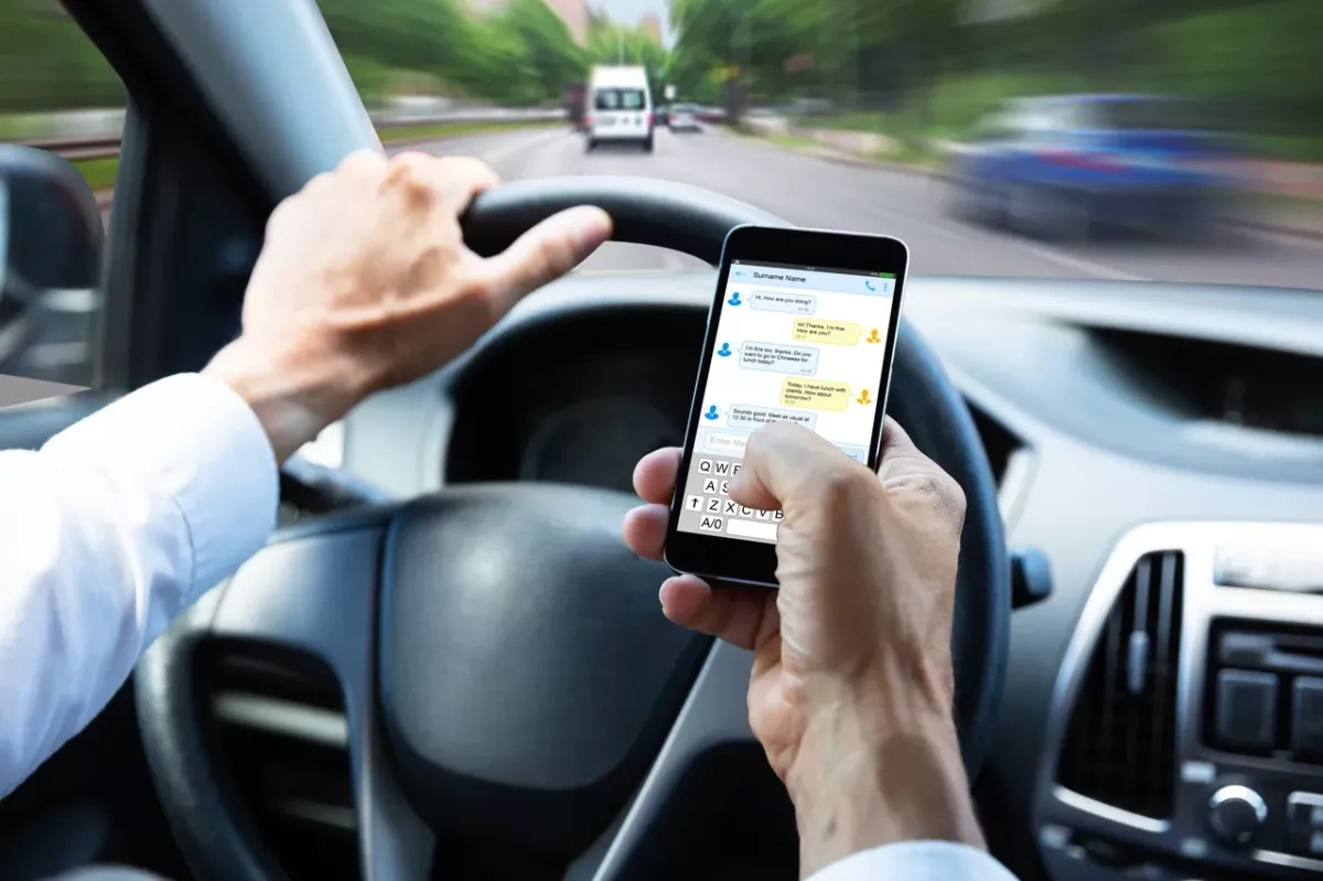 France tightens penalties for smartphone use while driving