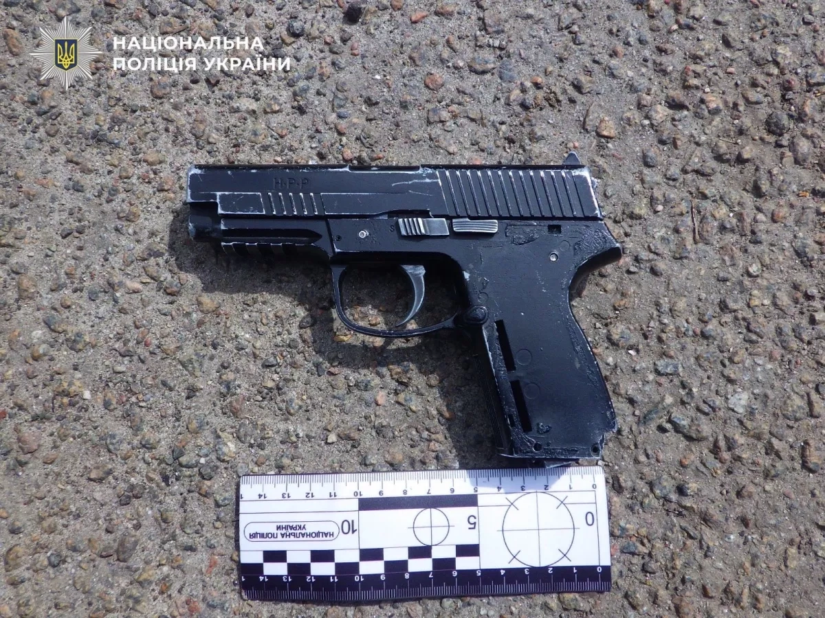 Armed drunk man sparks panic on Kyiv street, detained by police PHOTO