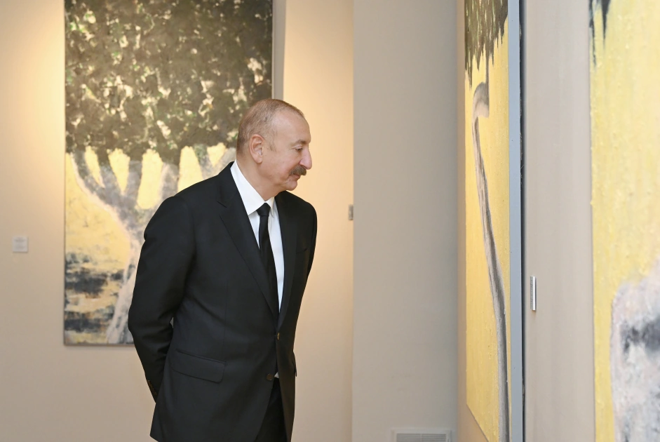 President Ilham Aliyev, First Lady Mehriban Aliyeva, and family members view retrospective exhibition titled “My Absheron: Plus”