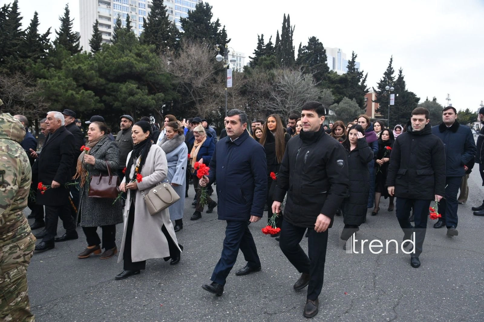 Azerbaijani people visit "Mother's Cry" monument on 34th anniversary of Khojaly genocide (PHOTO)
