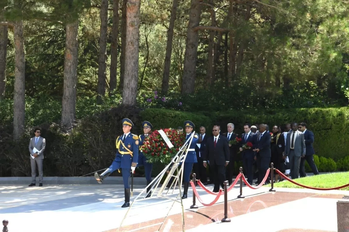 Zimbabwean parliamentary speaker visits Azerbaijan's Alley of Honour PHOTO