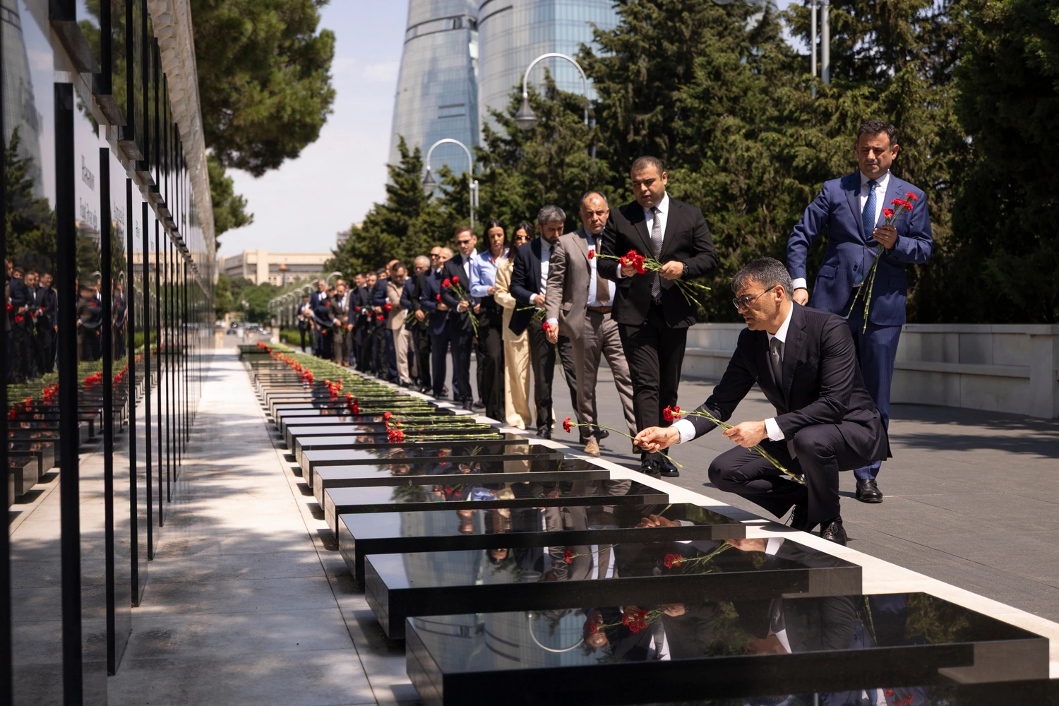 “AzerGold” CJSC marks 10th anniversary with visits to Alley of Honor and Alley of Martyrs (PHOTO)