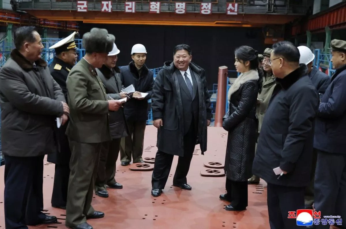 North Korean leader inspects facility developing "secret" submarine weapons PHOTO
