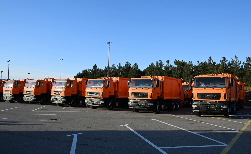President Ilham Aliyev inspects work of vehicles transporting household waste in Baku (PHOTO)