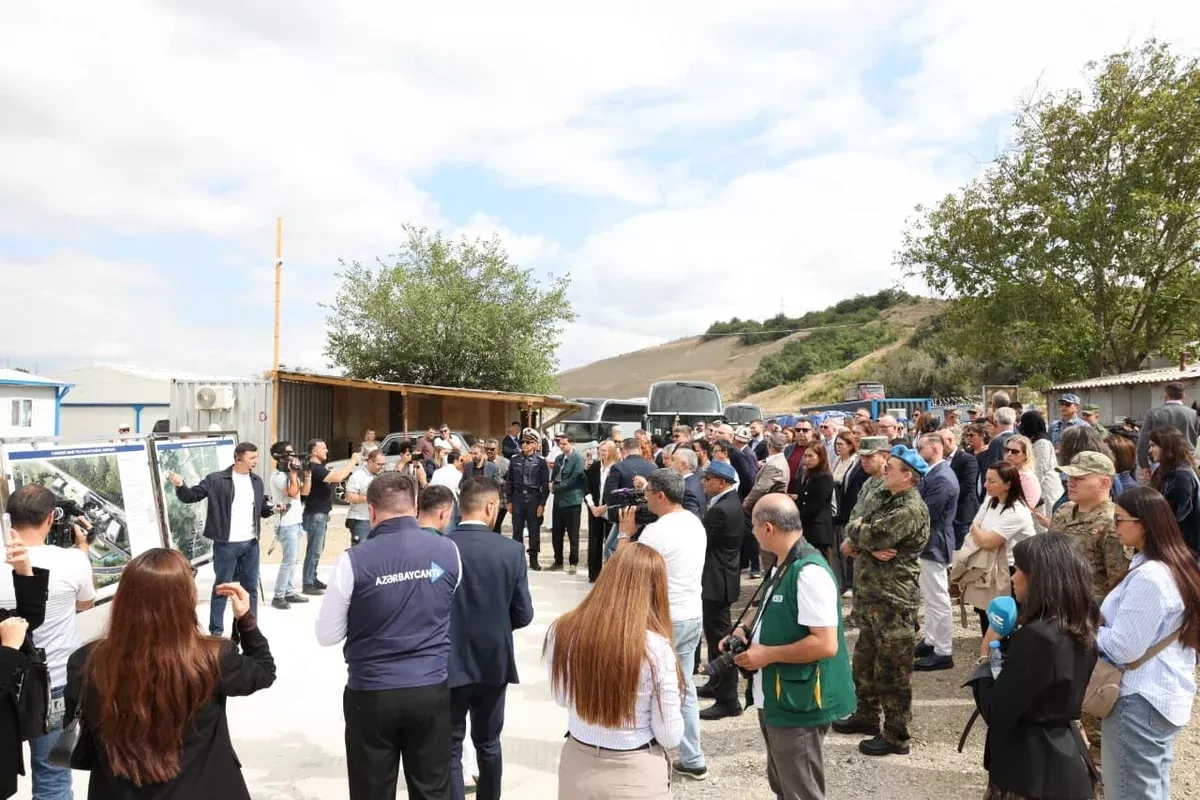 Foreign diplomats tour Khankendi railway and bus station project PHOTO