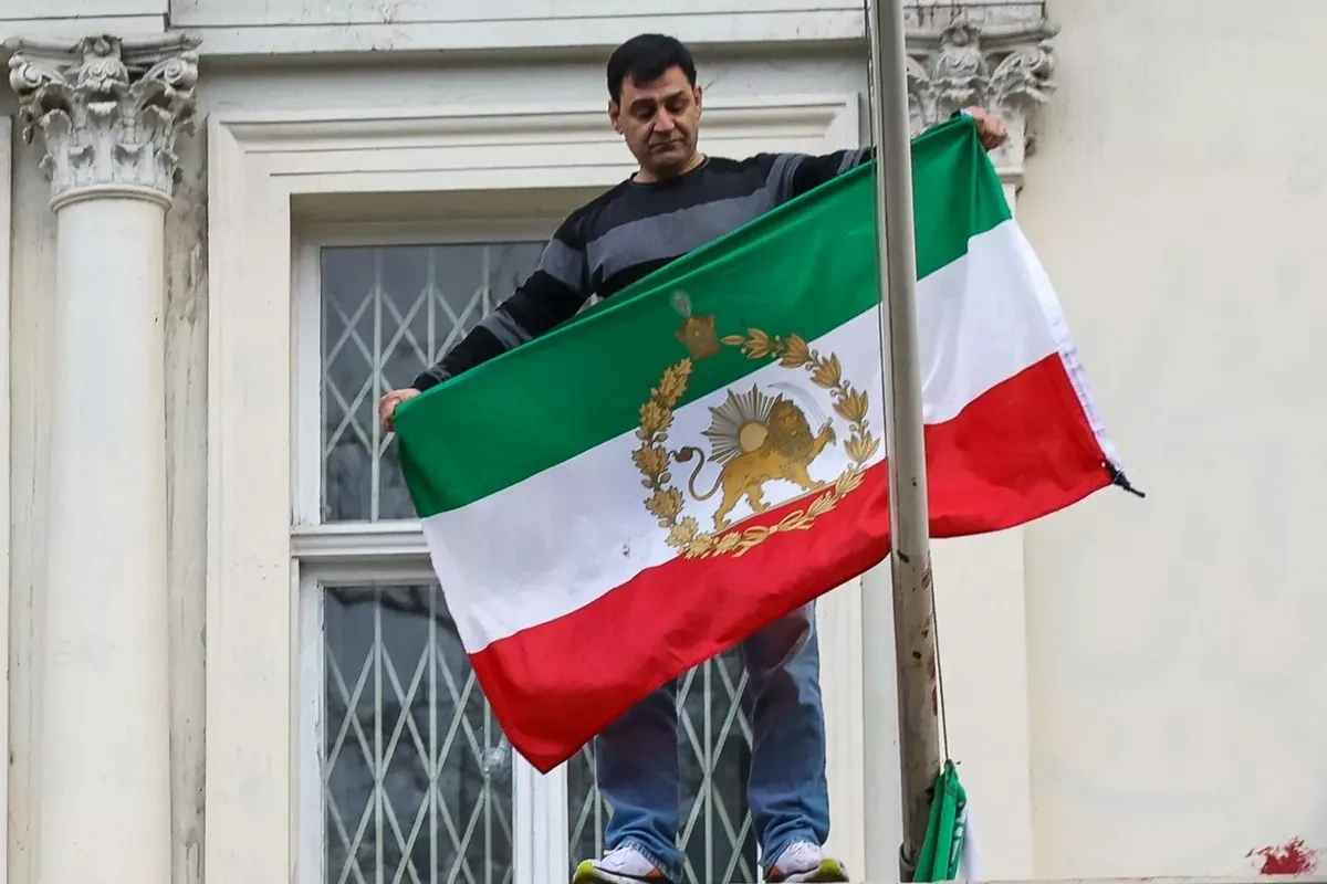 Iranians protesting in Milan replace consulate sign with pre-1979 flag VIDEO