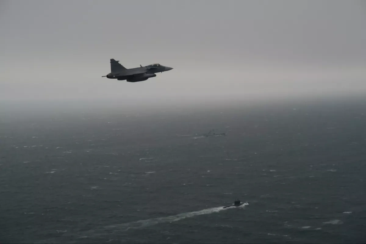 Swedish fighter jets track Russian submarine in Kattegat PHOTO
