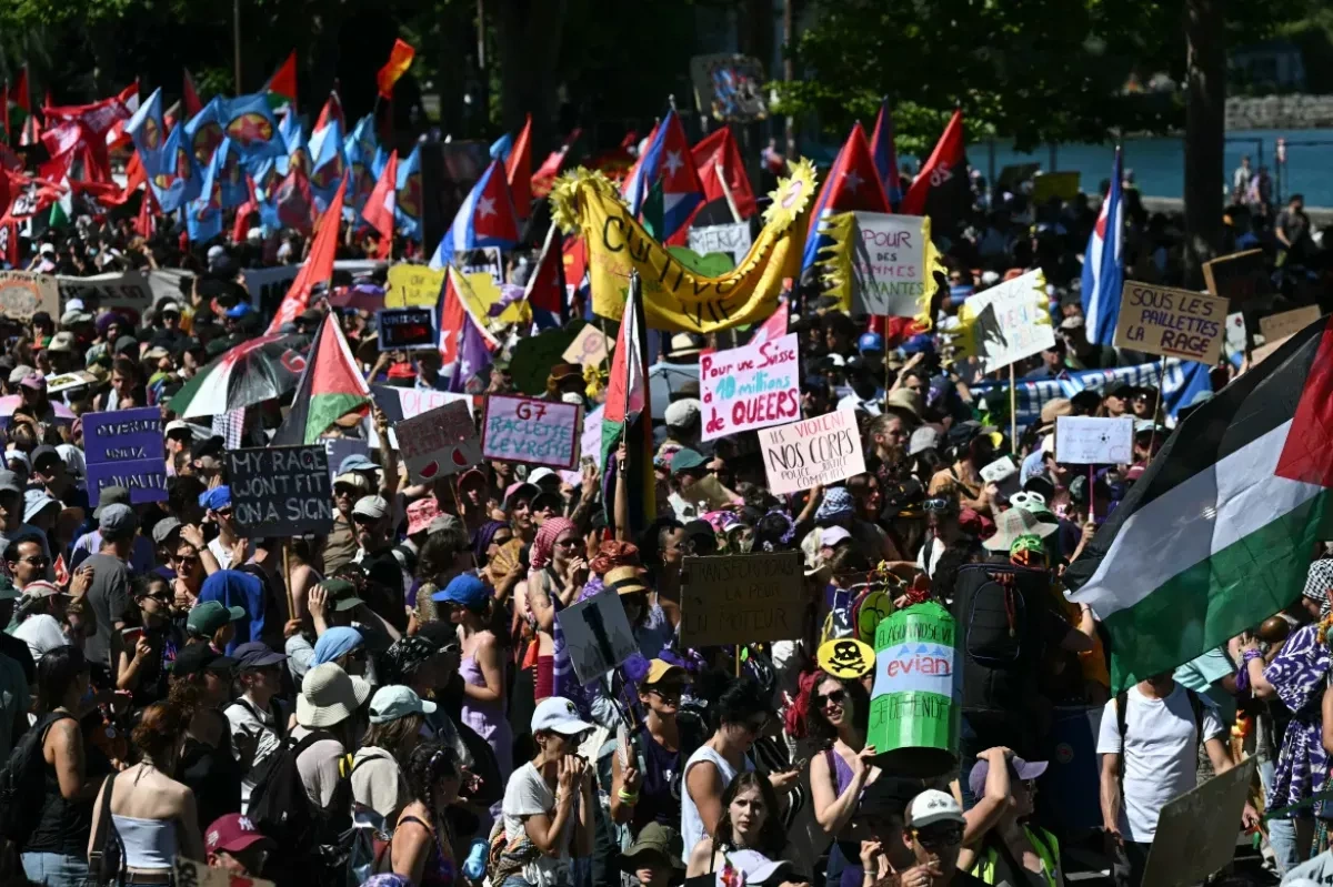 Geneva protest turns violent as police use tear gas ahead of G7 PHOTO