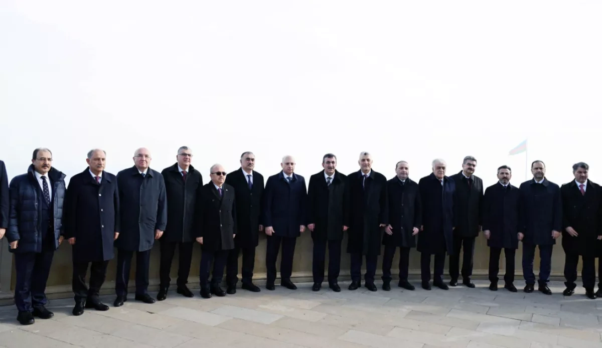 Turkish VP pays tribute to martyrs in Baku PHOTO
