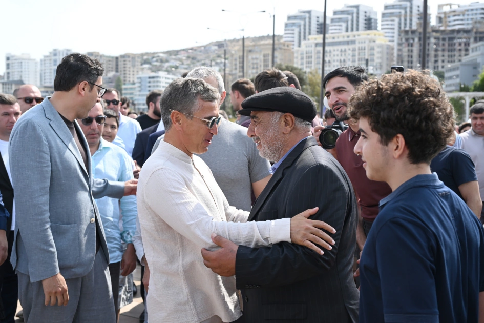 Vice-President of Heydar Aliyev Foundation Leyla Aliyeva and Arzu Aliyeva watch classic car parade and exhibition (PHOTO)