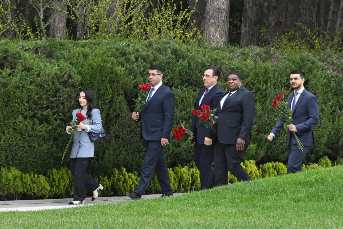 IPU Secretary General visits Alley of Martyrs in Baku PHOTO