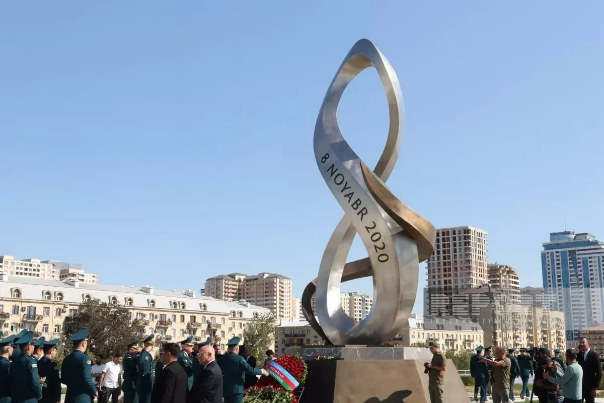 Azerbaijan’s defence minister and military leadership pay tribute at Victory Monument