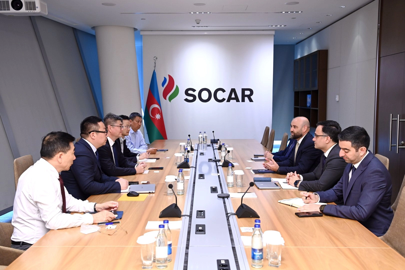 SOCAR and Chinese company discuss prospects of co-op on Absheron field (PHOTO)