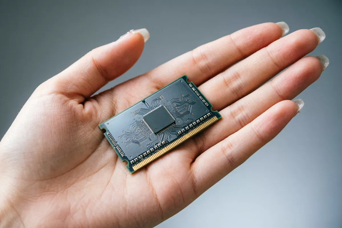 Trump administration urges Apple to stay away from Chinese memory chips