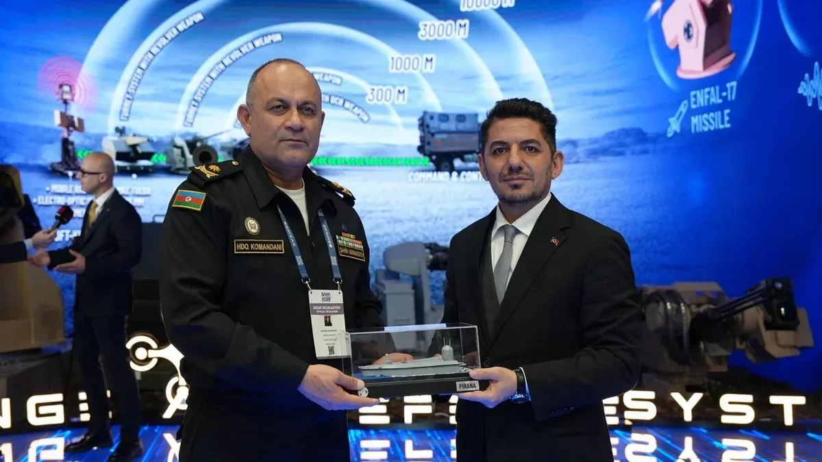 SAHA 2026: Azerbaijani naval chief reviews PİRANA kamikaze drone in Istanbul PHOTO
