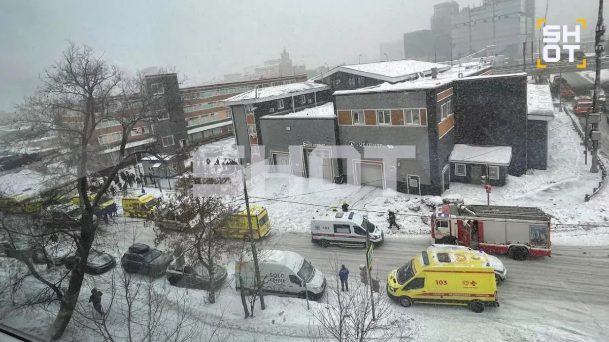 Panic in northern Moscow as fire engulfs hostel, car service centre PHOTO