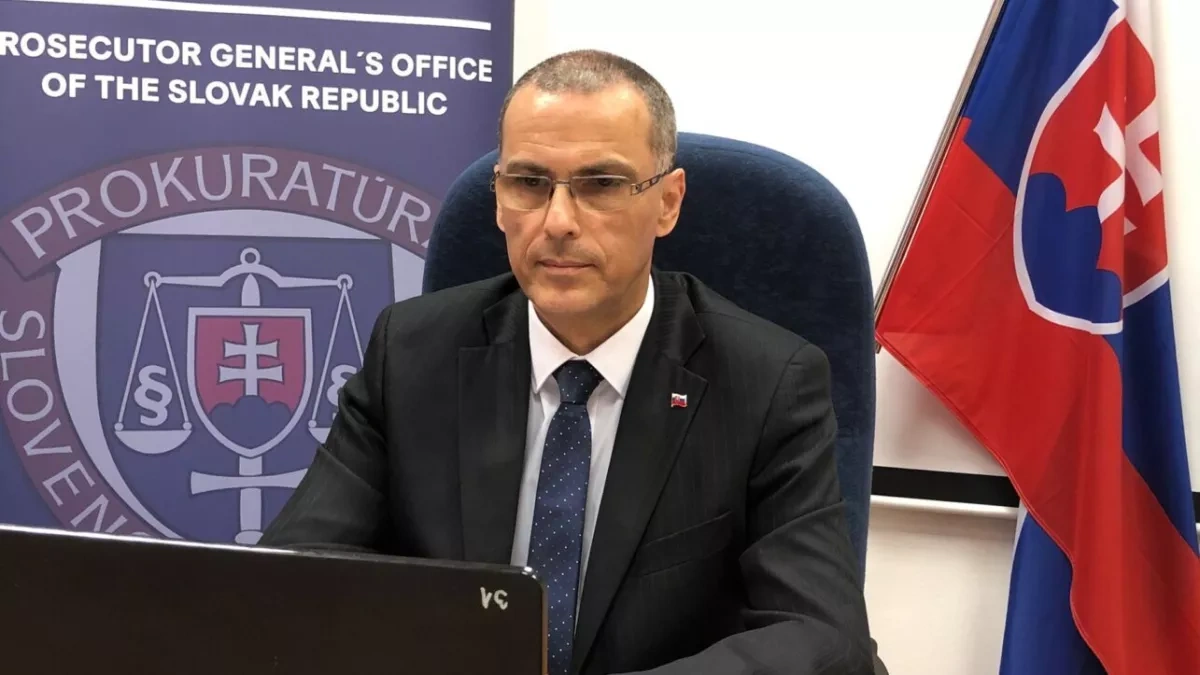 Slovak prosecutor general, wife receive bomb threat as police investigate