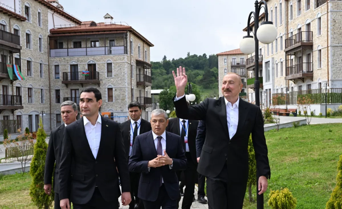 Azerbaijani, Turkmen leaders visit newly built housing project in Shusha PHOTO