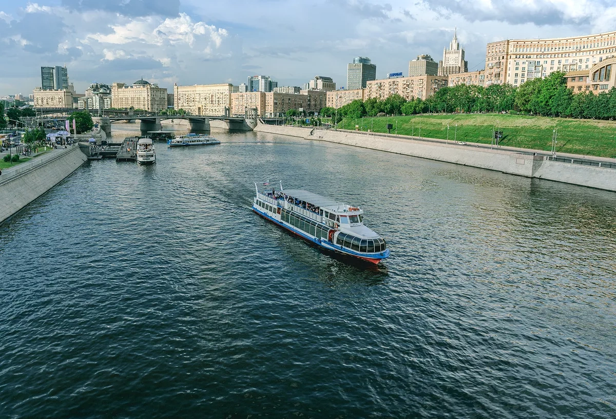 Russian opera singer rescued after jumping from bridge in Moscow