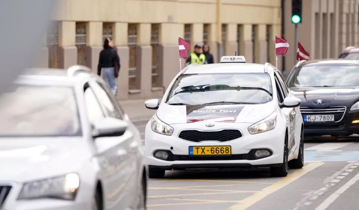 Riga taxi drivers protest Bolt policies, causing traffic disruption PHOTO