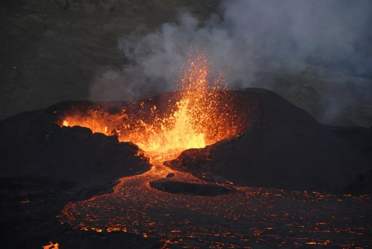 Seismic activity triggers new eruption at Réunion’s active volcano