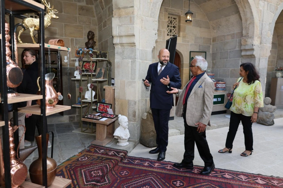 President of Mauritius explores Baku’s historic Icherisheher at WUF13 (PHOTO)