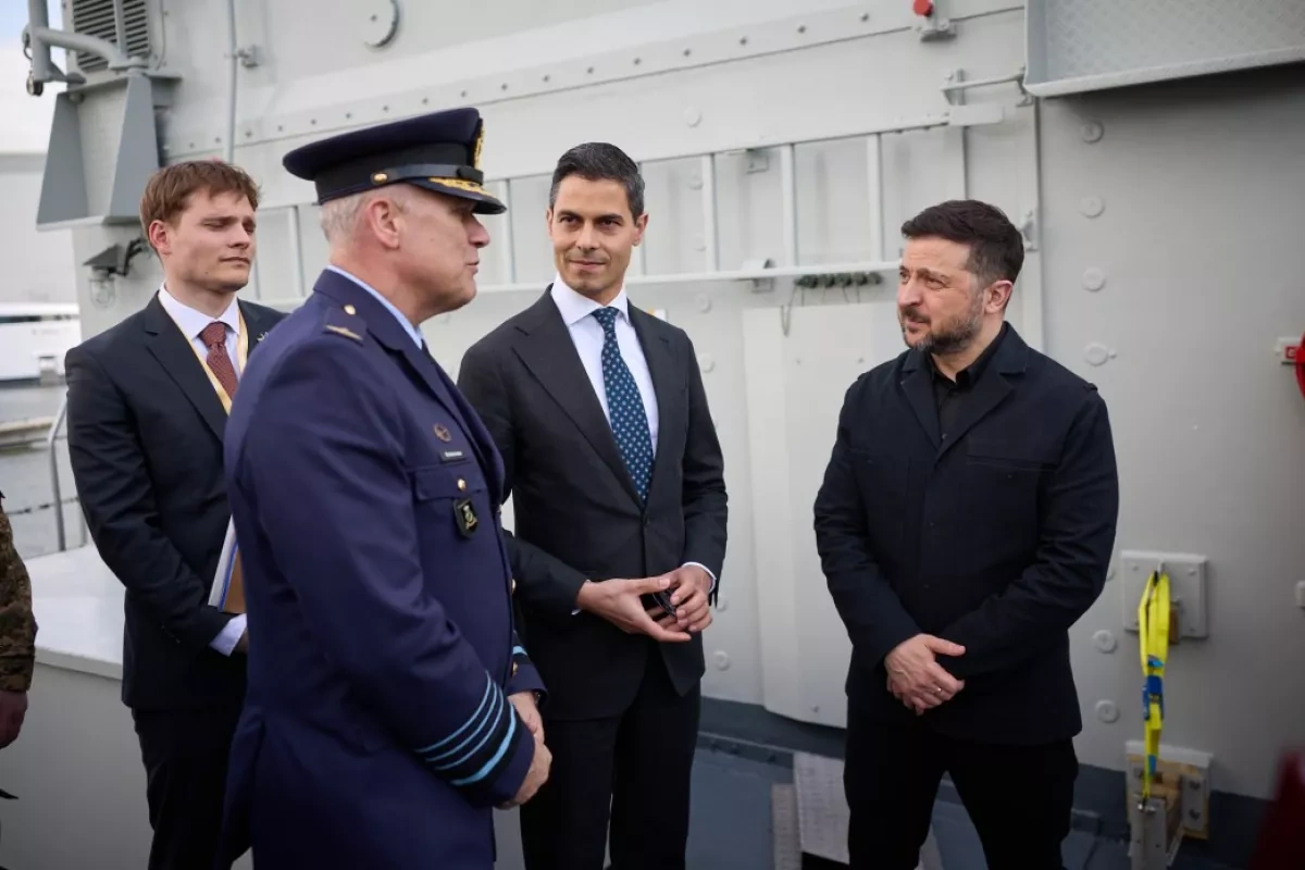 Zelenskyy, Dutch PM visit Ukrainian troops training on mine countermeasure vessel PHOTO