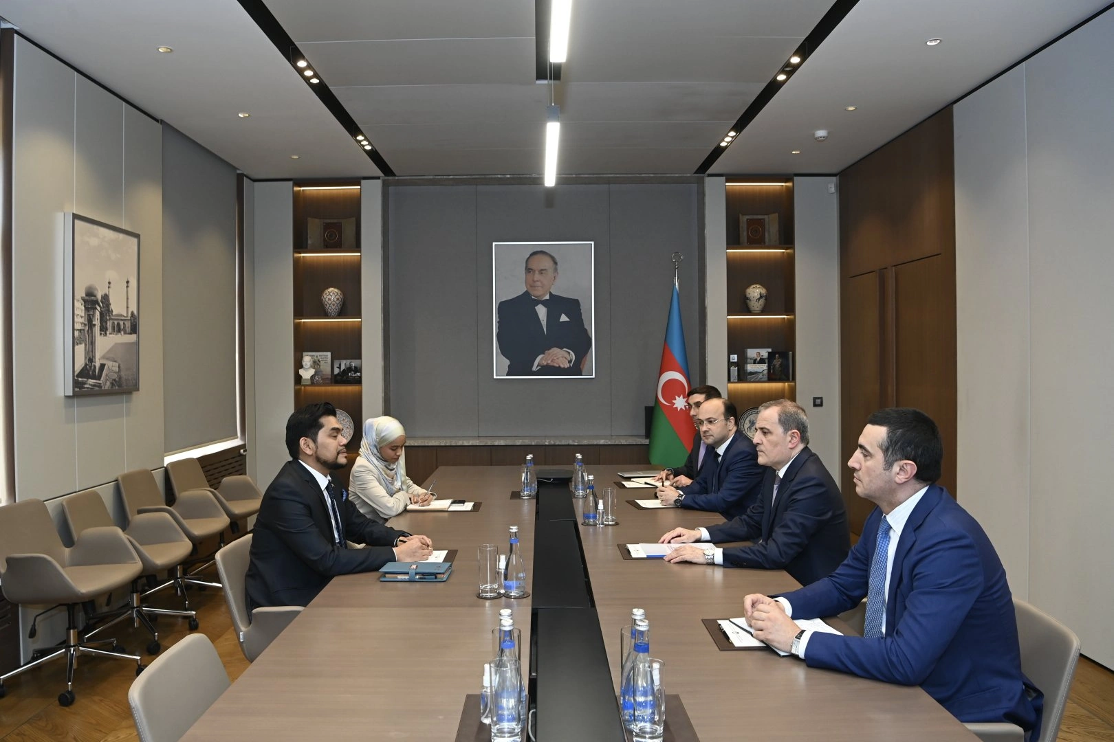 Azerbaijan's FM receives outgoing Malaysian ambassador (PHOTO)