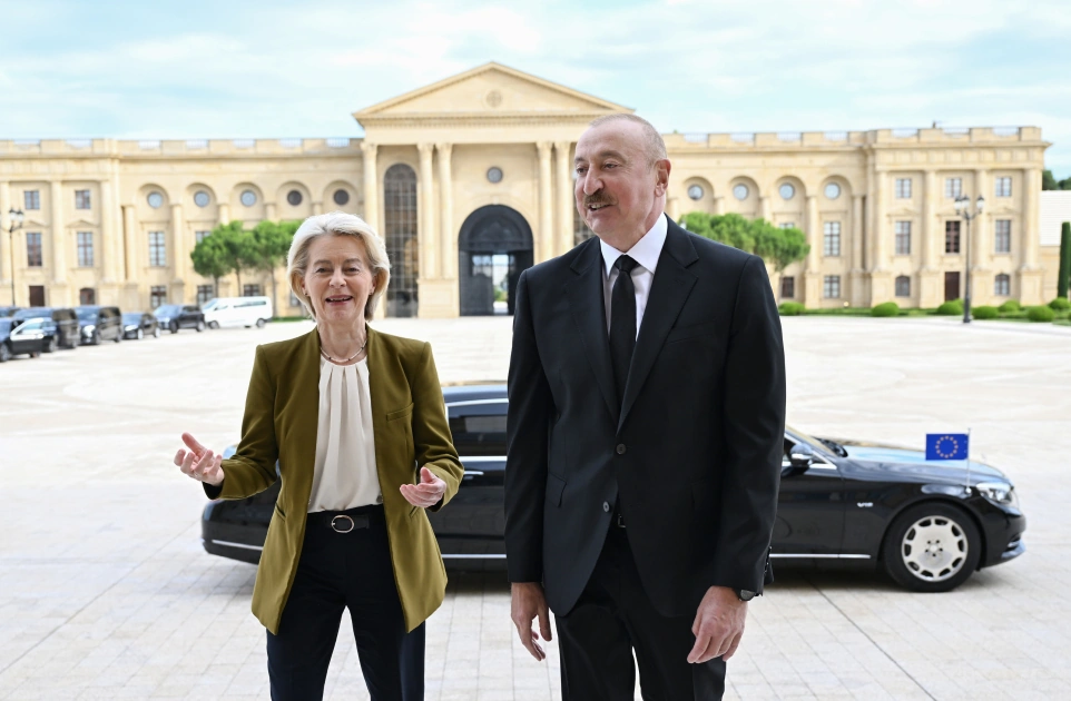 President Ilham Aliyev holds one-on-one meeting with President of European Commission (PHOTO)