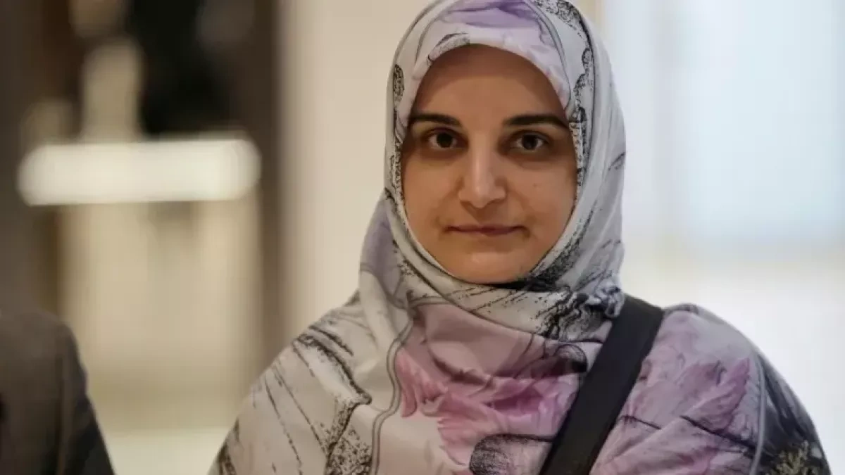 Iranian woman convicted in France for “terrorism glorification” returns home