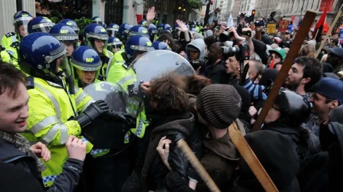 Migrant boat crisis reaches UK Portsmouth as protesters clash with police