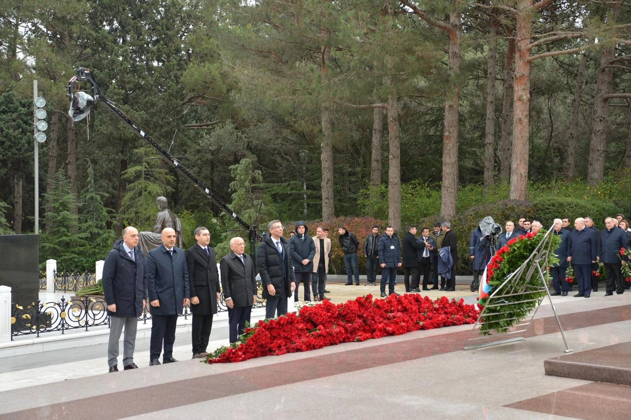 Azerbaijani Parliament staff commemorate National Leader Heydar Aliyev at Alley of Honor (PHOTO)
