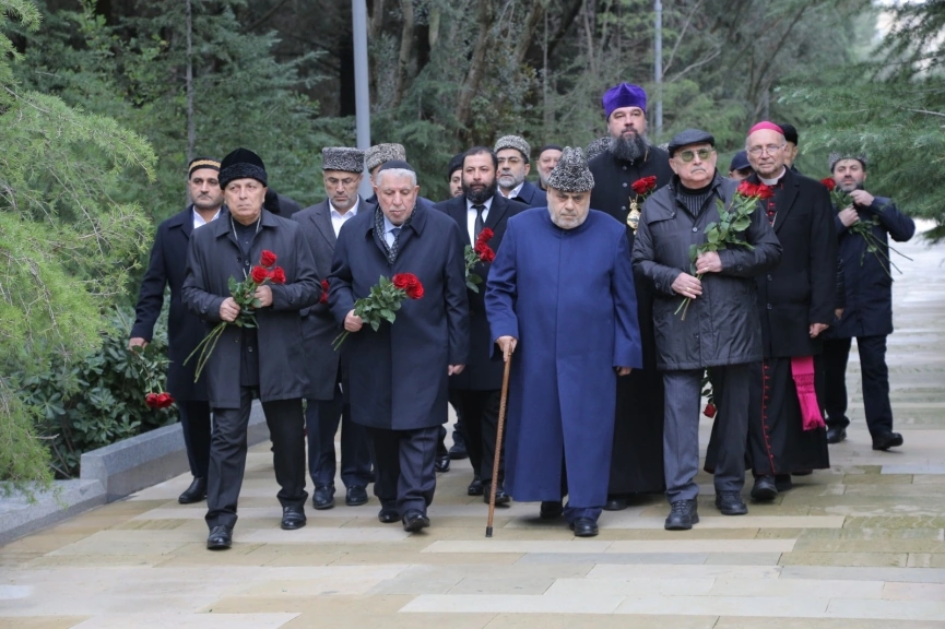 Leaders of faiths in Azerbaijan visit tomb of National Leader Heydar Aliyev (PHOTO)