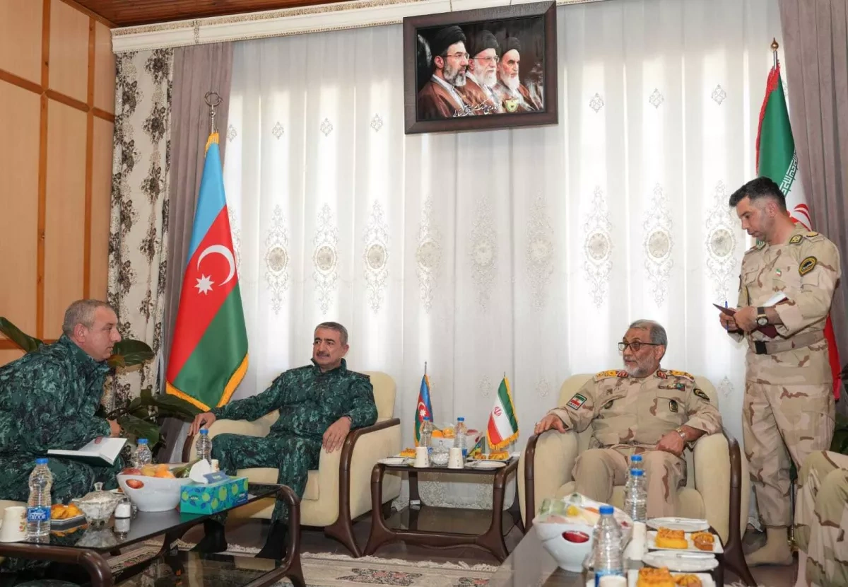 Senior Azerbaijani, Iranian border generals meet at frontier PHOTO