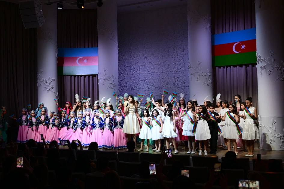 Leyla Aliyeva and Alena Aliyeva attend concert marking Independence Day at SANAT Children's Music and Art Center (PHOTO)