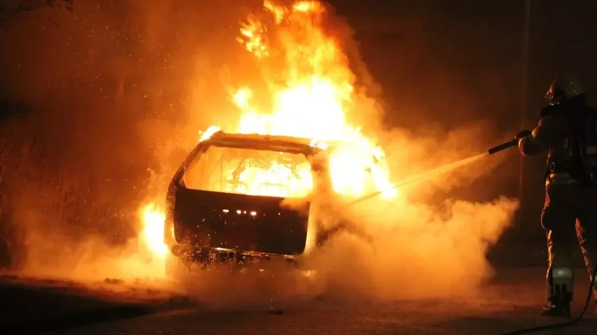 Russian teenager detained for setting fire to police vehicle VIDEO