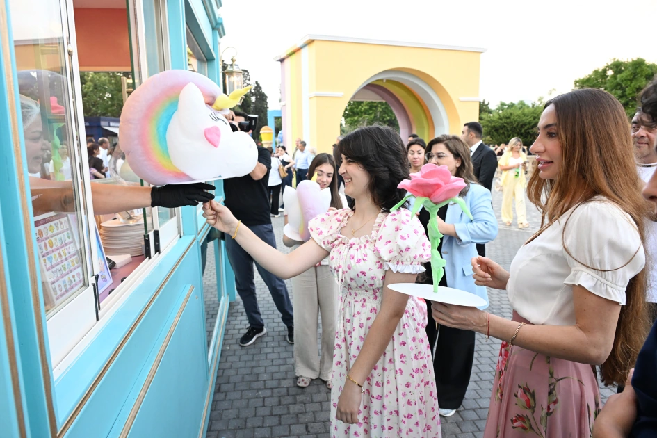 Leyla Aliyeva and Arzu Aliyeva visit "CandyFest" summer festival and watch "Magic Pearl" water circus show (PHOTO)