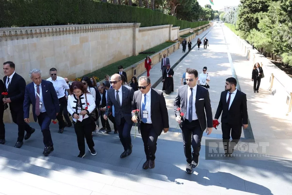 Turkish delegation pays tribute to martyrs in Baku PHOTO