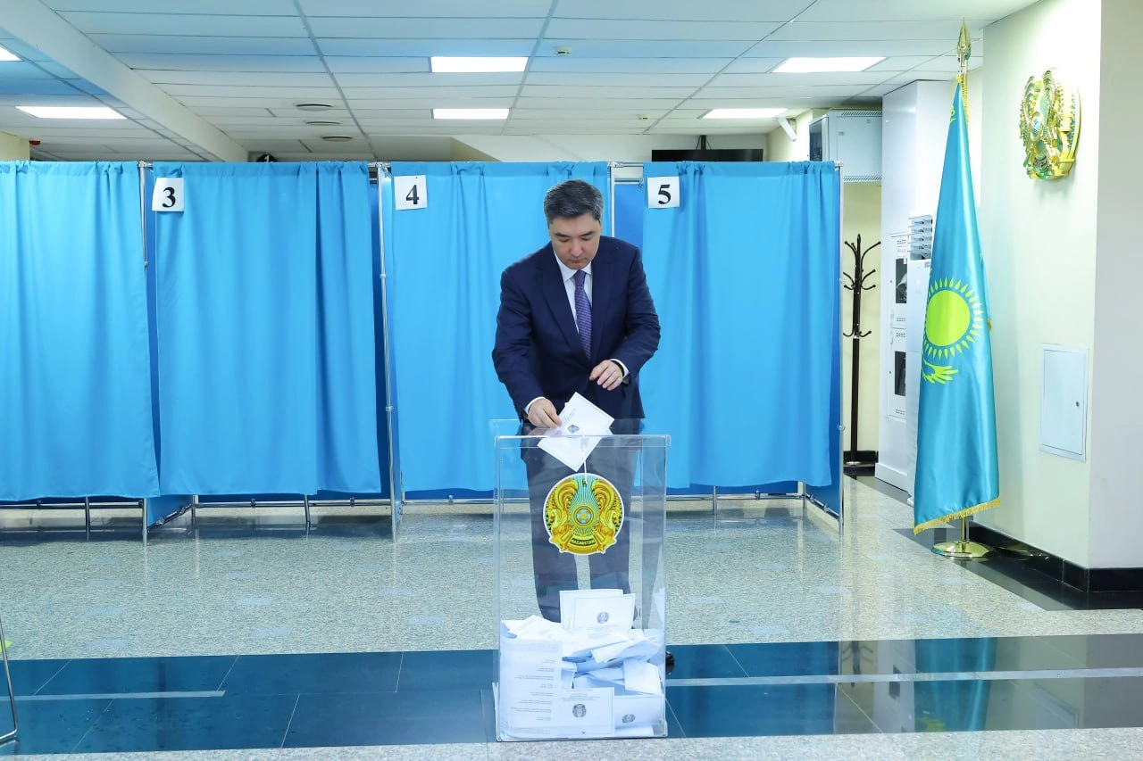 Kazakhstan’s Prime Minister Olzhas Bektenov votes in Kurultai elections