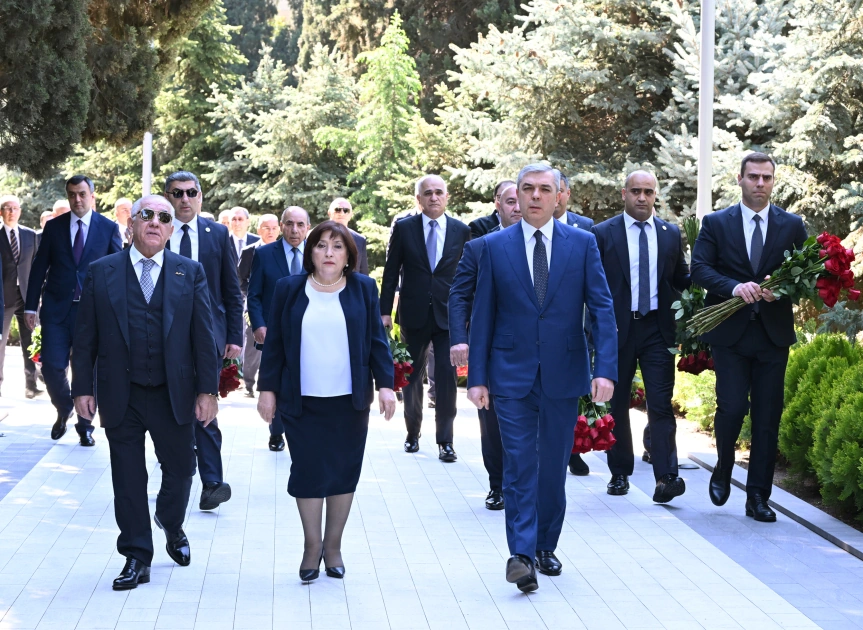 Azerbaijan’s state and government officials pay tribute to National Leader Heydar Aliyev (PHOTO)