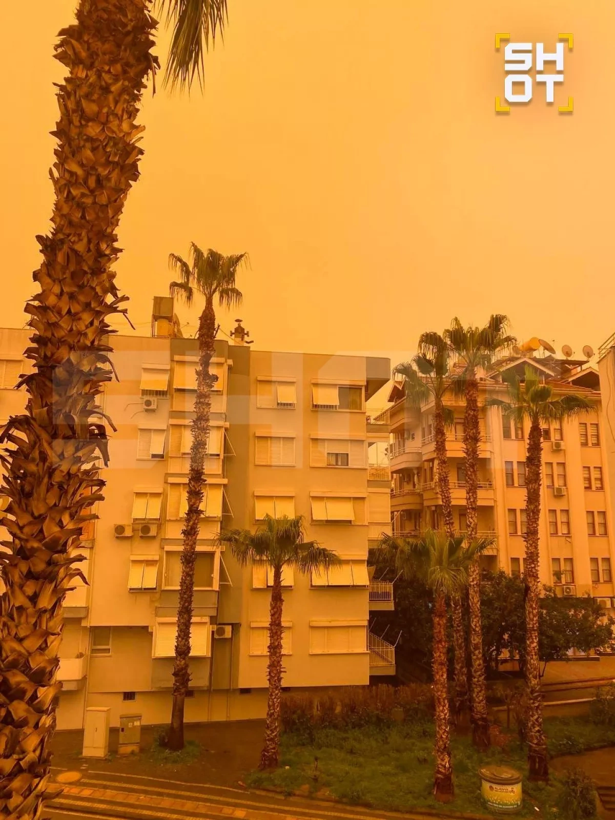 Sandstorm colors Türkiye's resort city Antalya orange PHOTO