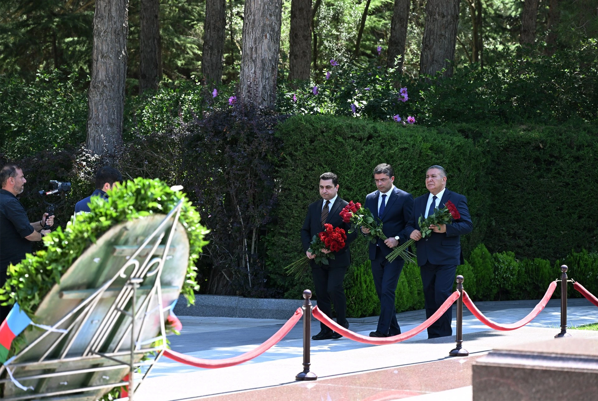 Azerbaijani media officials visit Alley of Honor to mark National Press Day (PHOTO)