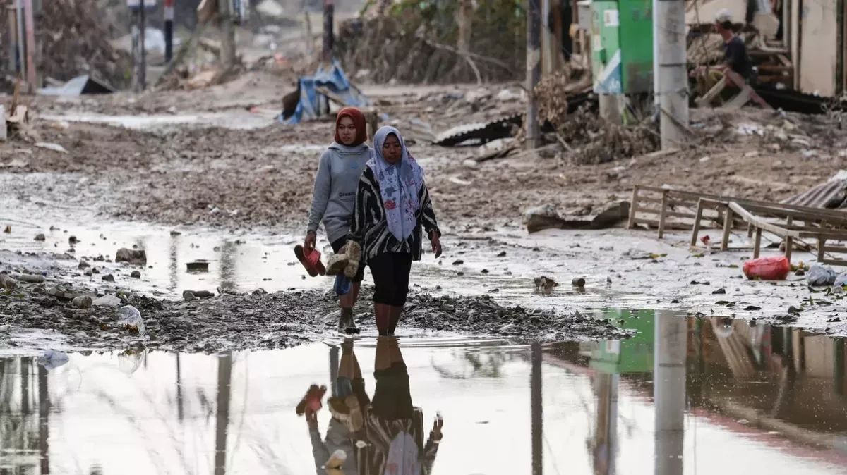 Indonesia floods: Nearly thousand dead on Sumatra as rescue efforts continue