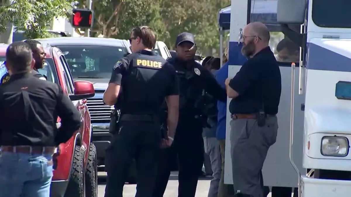 Man takes hostages at bank in California after bomb threat 
 PHOTO/VIDEO
