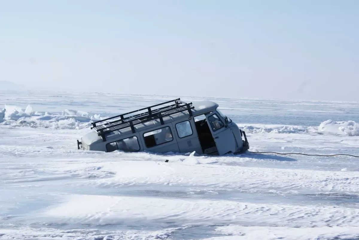 Vehicle with Chinese tourists breaks through Baikal ice, multiple feared dead