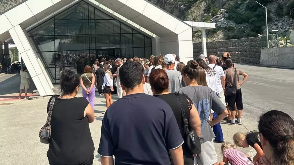 Long queues build at Armenia–Georgia border crossings VIDEO