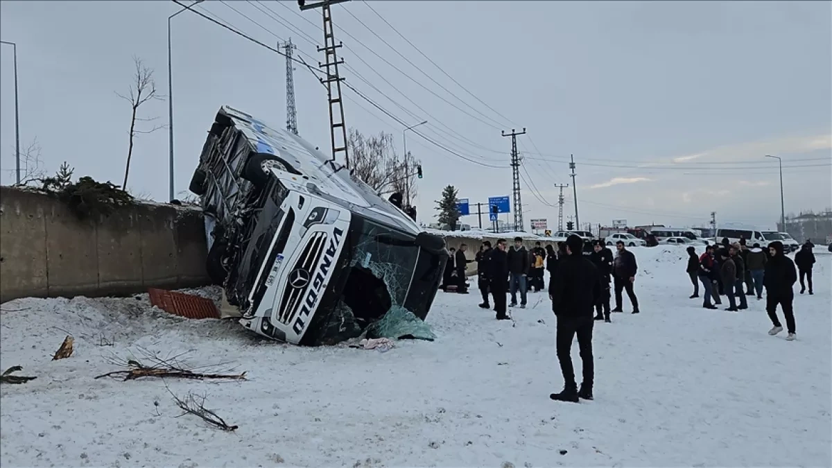 Bus crash in Türkiye’s Ağrı province injures 16 people photo