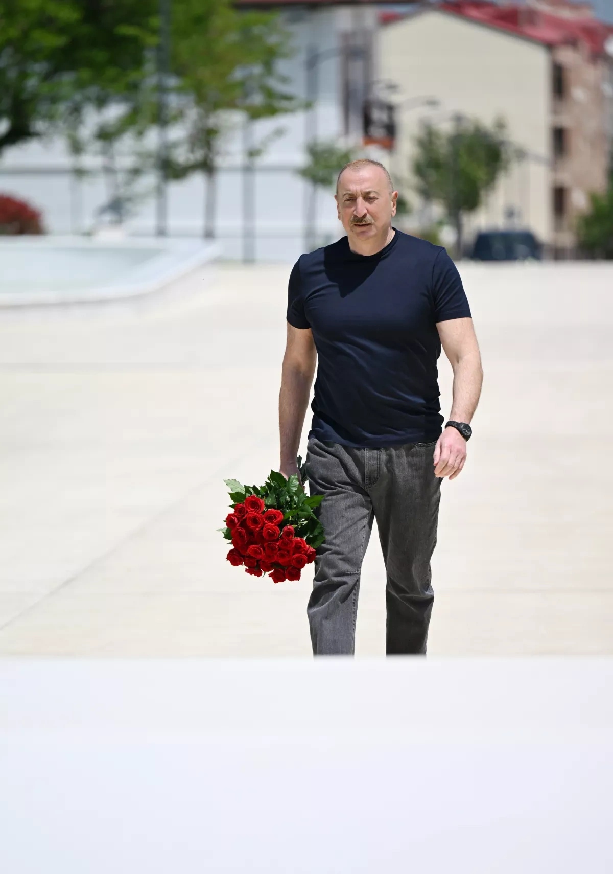 President Aliyev lays flowers in front of Victory Arch in Khankendi city PHOTO