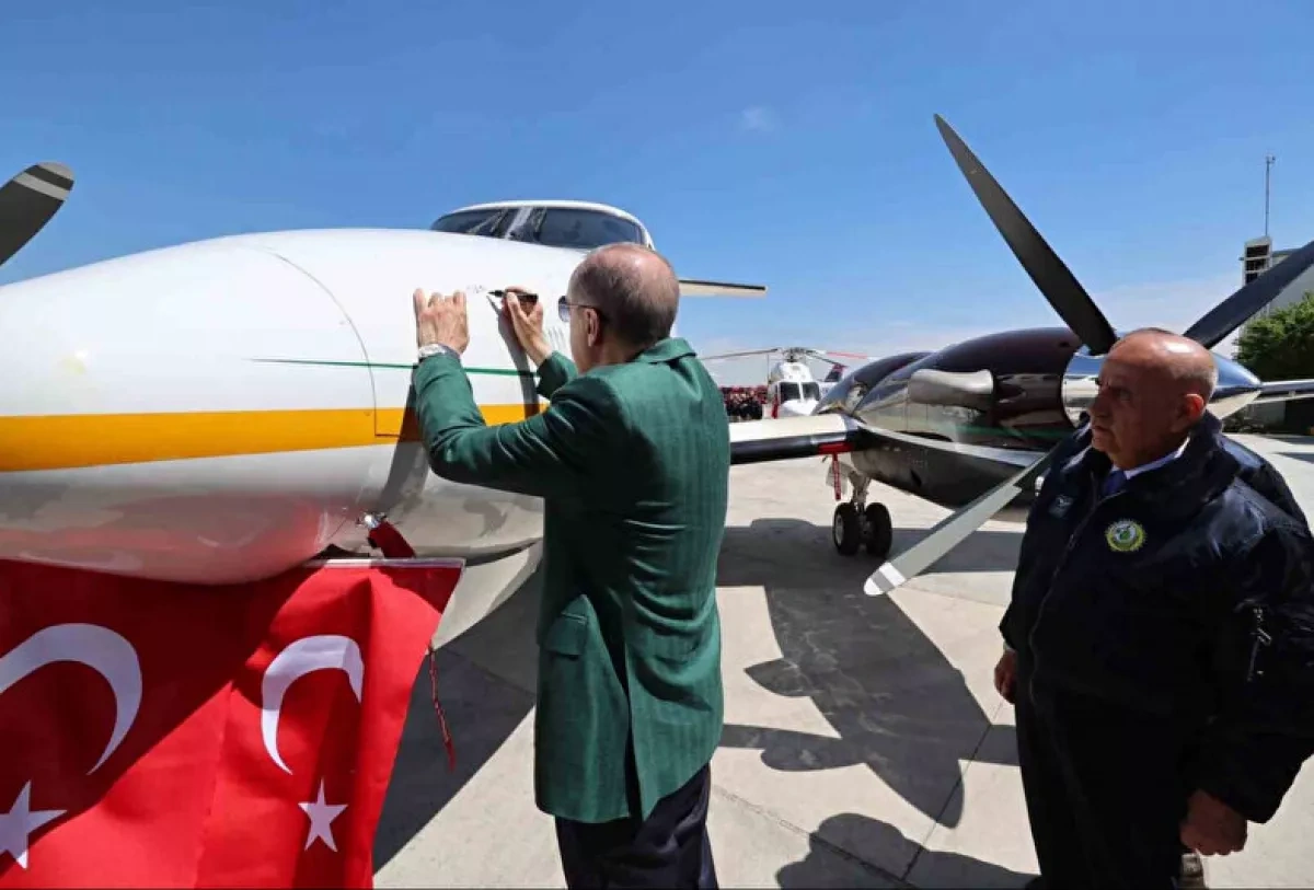 Türkiye marks aviation milestone with first 10-aircraft formation VIDEO