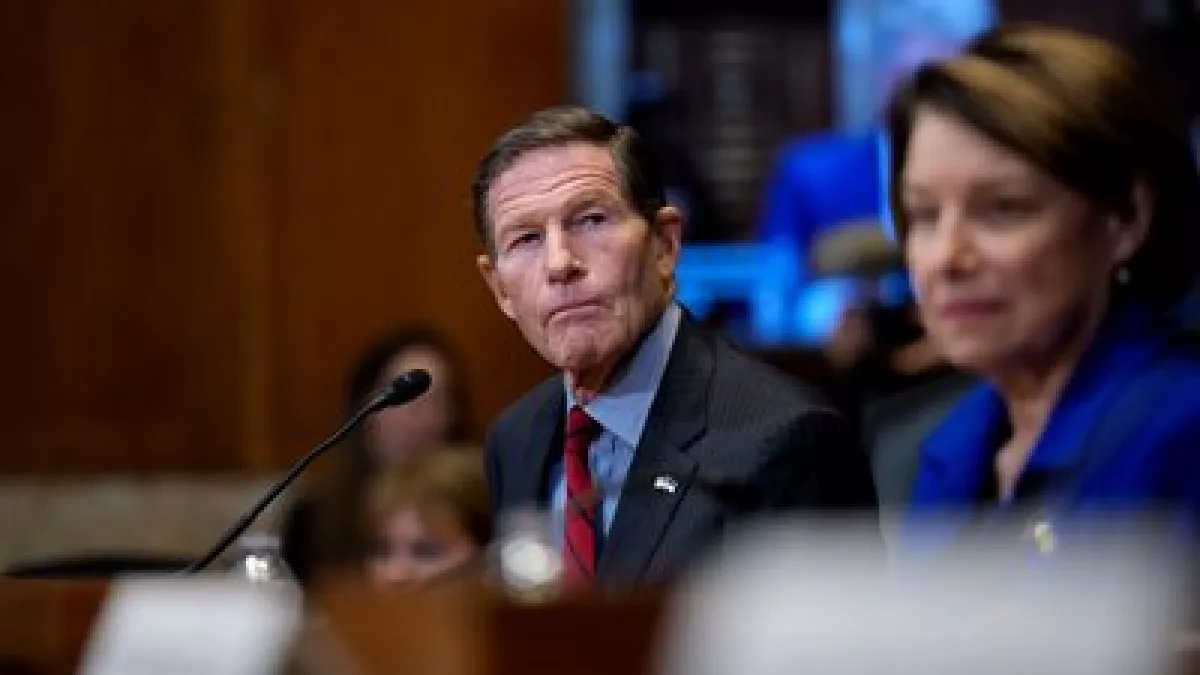 US senator calls for new Trump envoys, criticizes Ukraine peace plan